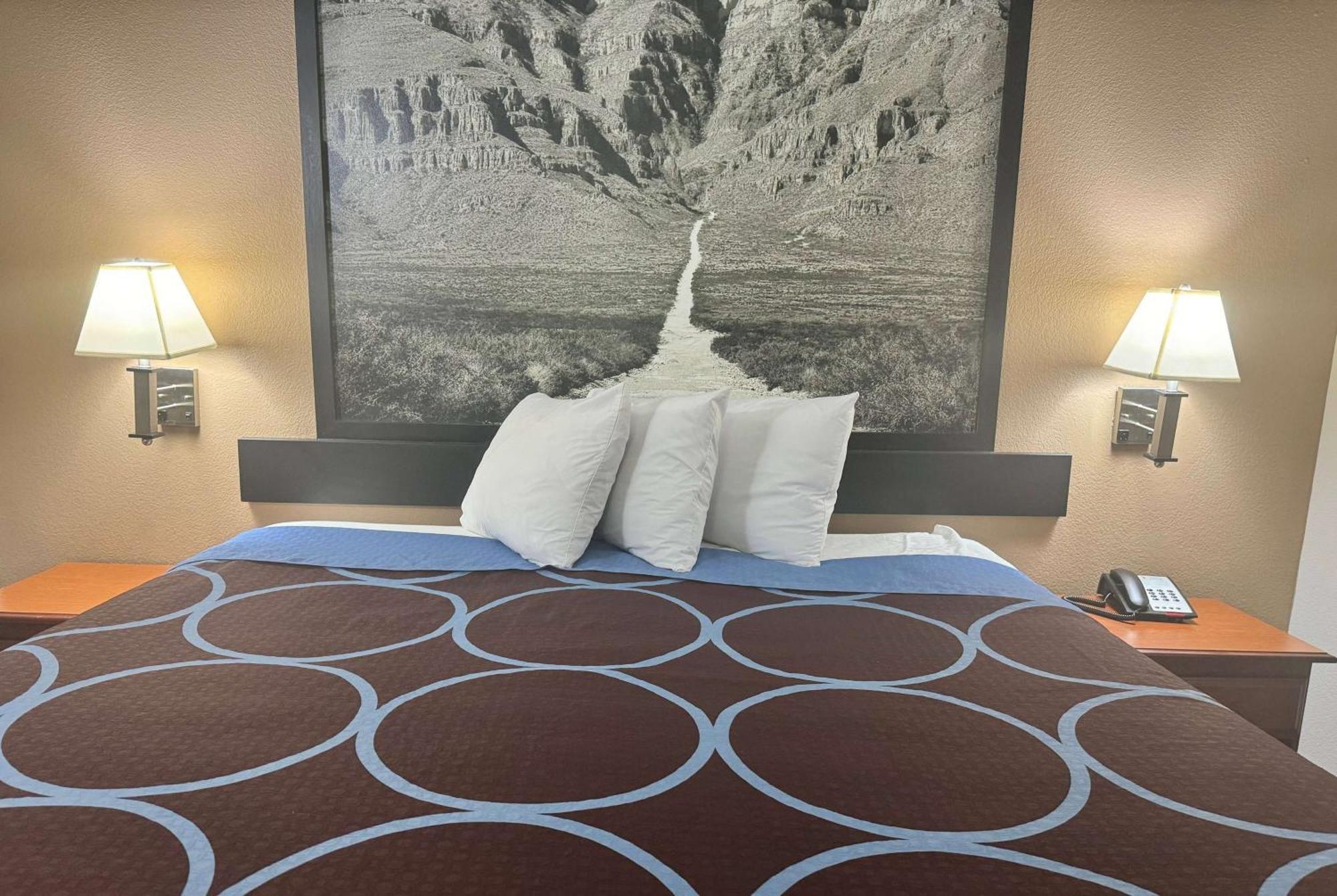 Super 8 By Wyndham Hotel